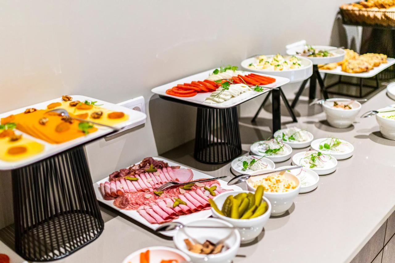 Sezony. Restauracja I Hotel Kostrzyn Bagian luar foto