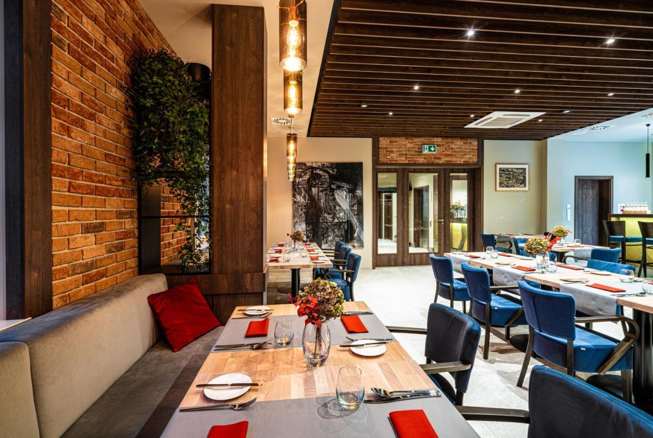 Sezony. Restauracja I Hotel Kostrzyn Bagian luar foto